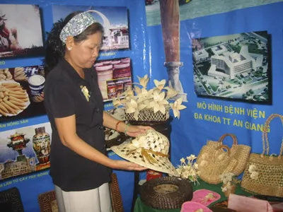 Du khách xem hàng lưu niệm làm từ mây tre lá của ĐBSCL. Du khách xem hàng lưu niệm làm từ mây tre lá của ĐBSCL.