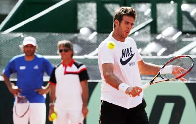 Martin del Potro đang tập luyện dưới sự quan sát của BHL Argentina. Martin del Potro đang tập luyện dưới sự quan sát của BHL Argentina.