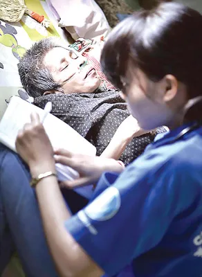 Bà Thanh Tùng, 60 tuổi - một trong những người có sức khỏe yếu nhất trong mái ấm Camilo (quận 8, TPHCM), phải thở bằng oxy để duy trì sự sống. Trong ảnh là chiến sĩ Cẩm Loan (Y10, thuộc mặt trận Mái Ấm của Trường Đại học Y Dược TPHCM) đang đo huyết áp, theo dõi sức khỏe và chăm sóc bà. Bà Thanh Tùng, 60 tuổi - một trong những người có sức khỏe yếu nhất trong mái ấm Camilo (quận 8, TPHCM), phải thở bằng oxy để duy trì sự sống. Trong ảnh là chiến sĩ Cẩm Loan (Y10, thuộc mặt trận Mái Ấm của Trường Đại học Y Dược TPHCM) đang đo huyết áp, theo dõi sức khỏe và chăm sóc bà.
