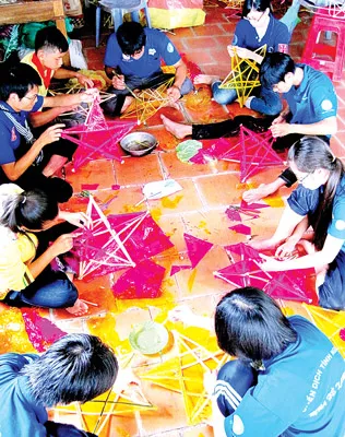 SV Học viện Hành chính Quốc gia làm lồng đèn cho các em thiếu nhi. Ảnh: Nguyễn Thành Duyên SV Học viện Hành chính Quốc gia làm lồng đèn cho các em thiếu nhi. Ảnh: Nguyễn Thành Duyên