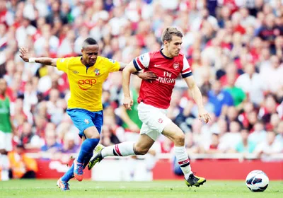 Tiền vệ Aaron Ramsey (phải, Arsenal) vượt qua hậu vệ Nathaniel Clyne (trái). Ảnh: AFP Tiền vệ Aaron Ramsey (phải, Arsenal) vượt qua hậu vệ Nathaniel Clyne (trái). Ảnh: AFP