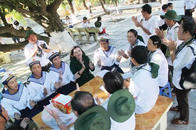 Đồng chí Thân Thị Thư giao lưu cùng các chiến sĩ Trường Sa. Đồng chí Thân Thị Thư giao lưu cùng các chiến sĩ Trường Sa.