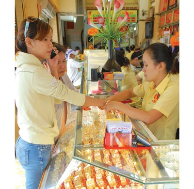 Người dân chọn mua vàng trang sức. Ảnh: KIM NGÂN Người dân chọn mua vàng trang sức. Ảnh: KIM NGÂN