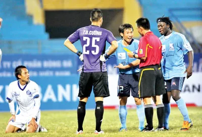 Bóng đá thời khó