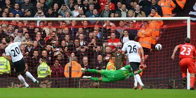 Tiền đạo Robin van Persie (số 20) sút tung lưới thủ môn Reina trên chấm 11m, ấn định chiến thắng 2 - 1 cho Man.United. Tiền đạo Robin van Persie (số 20) sút tung lưới thủ môn Reina trên chấm 11m, ấn định chiến thắng 2 - 1 cho Man.United.