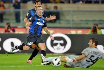 Tiền đạo Cassano ghi bàn vào lưới Chievo, ấn định chiến thắng 2 - 0 cho Inter Milan. Tiền đạo Cassano ghi bàn vào lưới Chievo, ấn định chiến thắng 2 - 0 cho Inter Milan.