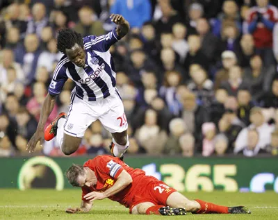 Jamie Carragher (áo đỏ, Liverpool) nỗ lực truy cản Romelu Lukaku của West Bromwich. Jamie Carragher (áo đỏ, Liverpool) nỗ lực truy cản Romelu Lukaku của West Bromwich.