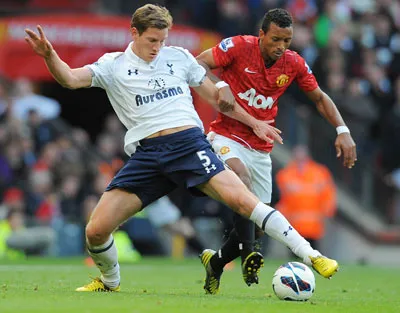 Hậu vệ Jan Vertonghen (trái, Tottenham) truy cản pha đi bóng của tiền vệ Nani (Man.United). Ảnh: AFP