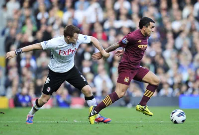 Carlos Tevez (phải, Man.City) vượt qua John Arne Riise của Fulham. Ảnh: AFP Carlos Tevez (phải, Man.City) vượt qua John Arne Riise của Fulham. Ảnh: AFP