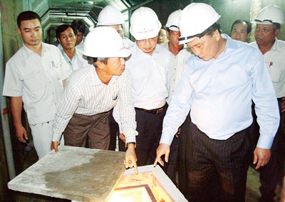 Dep. PM Nguyen Xuan Phuc (Ex. R) examines the Song Tranh 2 Hydropower Plant (Photo: SGGP) Dep. PM Nguyen Xuan Phuc (Ex. R) examines the Song Tranh 2 Hydropower Plant (Photo: SGGP)