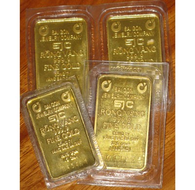 The gap between domestic and global gold prices is around VND2.8 million a tael (Photo: U. Phuong) The gap between domestic and global gold prices is around VND2.8 million a tael (Photo: U. Phuong)