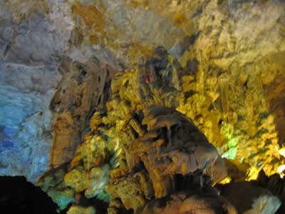 A cave in Ha Long Bay, a recently recognized new world natural wonder (Photo: U. Phuong) A cave in Ha Long Bay, a recently recognized new world natural wonder (Photo: U. Phuong)