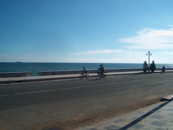 Beautiful coastal roads attract many tourist projects. (Photo: KK) Beautiful coastal roads attract many tourist projects. (Photo: KK)