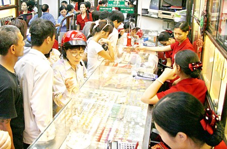 Vietnamese are in the habit of hoarding gold for a rainy day (Photo: SGGP) Vietnamese are in the habit of hoarding gold for a rainy day (Photo: SGGP)