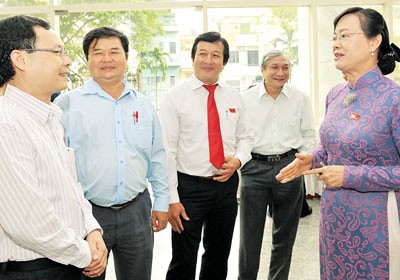 Nguyen Thi Quyet Tam ( R) , chairwoman of the HCMC People's Council, exchanges ideas with delegates (Photo: Viet Dung) Nguyen Thi Quyet Tam ( R) , chairwoman of the HCMC People's Council, exchanges ideas with delegates (Photo: Viet Dung)