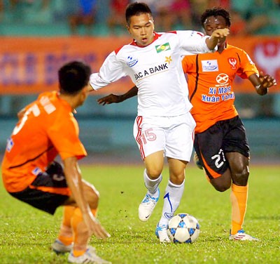 Players of Saigon and Song Lam Nghe An compete at a match. Both the clubs are in risk of closure (Photo: SGGP) Players of Saigon and Song Lam Nghe An compete at a match. Both the clubs are in risk of closure (Photo: SGGP)
