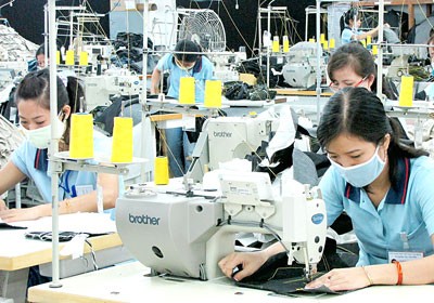 Workers producing jeans for export to the US in HCMC (Photo: SGGP) Workers producing jeans for export to the US in HCMC (Photo: SGGP)