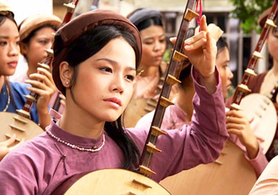 A scene from the film ‘Long thanh cam gia ca’ (A song about a girl who plays zither in Thang Long royal citadel) A scene from the film ‘Long thanh cam gia ca’ (A song about a girl who plays zither in Thang Long royal citadel)