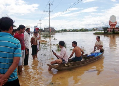 Several areas in the central province of Quang Nam have been marooned by floodwaters (Photo: SGGP) Several areas in the central province of Quang Nam have been marooned by floodwaters (Photo: SGGP)