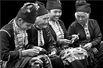 ‘Women of Kho Mu ethnic group’ by Kim Lien ‘Mother and son’ by Hong Nga ‘Mother’s portrait’ by Thi Tho ‘Women of Kho Mu ethnic group’ by Kim Lien ‘Mother and son’ by Hong Nga ‘Mother’s portrait’ by Thi Tho