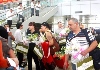 Russian visitors at Cam Ranh Airport (Photo: SGGP) Russian visitors at Cam Ranh Airport (Photo: SGGP)