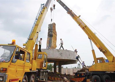 Construction site of Vung Liem District Monument (Photo: SGGP) Construction site of Vung Liem District Monument (Photo: SGGP)
