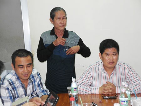 Phuoc Sang (R), Quyen Linh (L) and Lam Quang Teo (C, standing) at the press briefing ( Photo: SGGP) Phuoc Sang (R), Quyen Linh (L) and Lam Quang Teo (C, standing) at the press briefing ( Photo: SGGP)