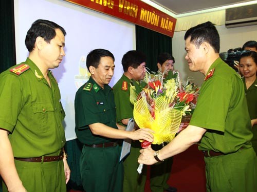 Major General Do Kim Tuyen (R) rewarded the joint forces for cracking a trans-national drug network(Photo: SGGP) Major General Do Kim Tuyen (R) rewarded the joint forces for cracking a trans-national drug network(Photo: SGGP)