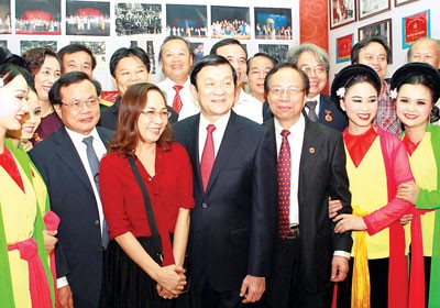 President Truong Tan Sang (C) meets artists at the opening ceremony of the exhibition in Hanoi. President Truong Tan Sang (C) meets artists at the opening ceremony of the exhibition in Hanoi.