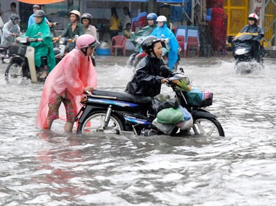 Heavy rain and high tide flooded some streets in center of HCMC (Photo: SGGP) Heavy rain and high tide flooded some streets in center of HCMC (Photo: SGGP)