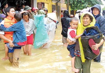 Residents evacuate flooded areas in the central region (Photo: SGGP) Residents evacuate flooded areas in the central region (Photo: SGGP)