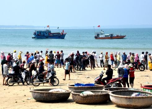 Fishermen flocked to the beach to shout and obstruct authorities from exploring the shipwreck (Photo: VNNet) Fishermen flocked to the beach to shout and obstruct authorities from exploring the shipwreck (Photo: VNNet)