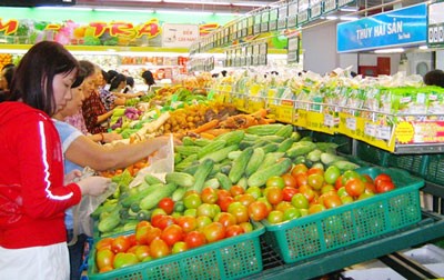 Buying fresh fruits at a supermarket in HCMC (Photo: SGGP) Buying fresh fruits at a supermarket in HCMC (Photo: SGGP)