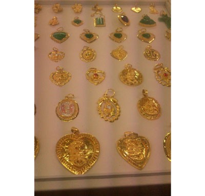 Price of gold in Vietnam falls by VND1.2 million a tael (1.2 ounces), going below VND47 million a tael, after hitting a year high on October 4 following global trend (Photo: U. Phuong) Price of gold in Vietnam falls by VND1.2 million a tael (1.2 ounces), going below VND47 million a tael, after hitting a year high on October 4 following global trend (Photo: U. Phuong)