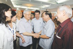 Party General Secretary Nguyen Phu Trong (third left) meets with voters in Ba Dinh District's Truc Bach Ward in the capital city yesterday. (photo VNA) Party General Secretary Nguyen Phu Trong (third left) meets with voters in Ba Dinh District's Truc Bach Ward in the capital city yesterday. (photo VNA)