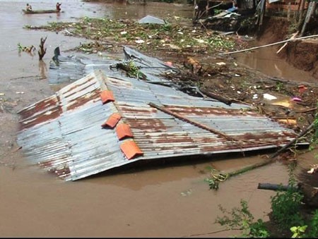 An entire house slips into the river in Hong Ngu District of Dong Thap Province on October 16 (Photo: SGGP) An entire house slips into the river in Hong Ngu District of Dong Thap Province on October 16 (Photo: SGGP)