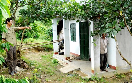 Though many ethnic minority people in Bo Y Commune of Ngoc Hoi District in Kon Tum Province live hard lives, they have donated land to build houses for the poor Though many ethnic minority people in Bo Y Commune of Ngoc Hoi District in Kon Tum Province live hard lives, they have donated land to build houses for the poor