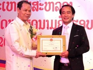 Vietnamese ambassador to Laos Ta Minh Chau presents certificate of merits for Nguyen Duc Moc, Chairman of Vietnam Entrepreneurs’ Association in Laos (photo VNA) Vietnamese ambassador to Laos Ta Minh Chau presents certificate of merits for Nguyen Duc Moc, Chairman of Vietnam Entrepreneurs’ Association in Laos (photo VNA)