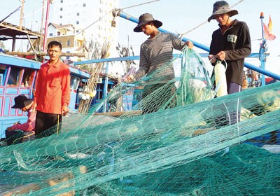 Fishermen prepare fishing nets to go out to sea (Photo: SGGP) Fishermen prepare fishing nets to go out to sea (Photo: SGGP)