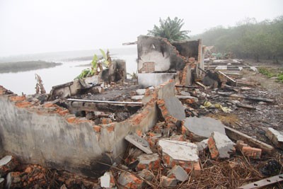 House of Doan Van Quy and his brother was demolished by law enforcement of Tien Lang District in early May 1, 2012 (Photo: SGGP) House of Doan Van Quy and his brother was demolished by law enforcement of Tien Lang District in early May 1, 2012 (Photo: SGGP)