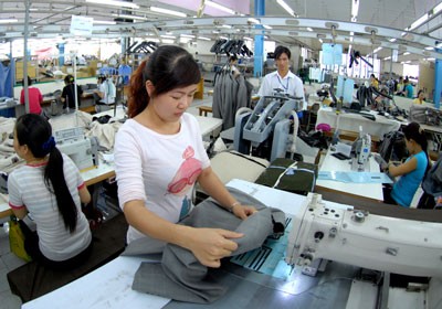 Slow economy continues to be a matter of high concern at the NA session. In images: Workers in Nha Be Garment Joint Stock Corporation (Photo: Cao Thang -SGGP) Slow economy continues to be a matter of high concern at the NA session. In images: Workers in Nha Be Garment Joint Stock Corporation (Photo: Cao Thang -SGGP)