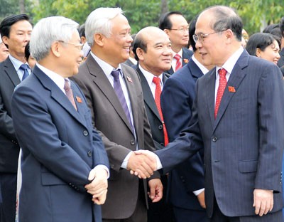 National Assembly Chairman Nguyen Sinh Hung (R) shakes hand with other NA deputies before the opening session (Photo: Minh Dien-SGGP) National Assembly Chairman Nguyen Sinh Hung (R) shakes hand with other NA deputies before the opening session (Photo: Minh Dien-SGGP)