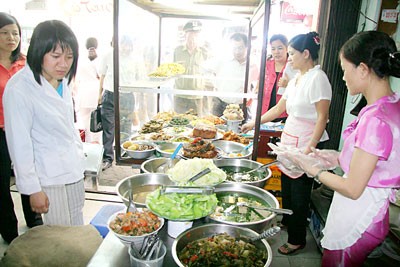 Quality of food being checked in a canteen in the Industrial Park (Photo: SGGP) Quality of food being checked in a canteen in the Industrial Park (Photo: SGGP)