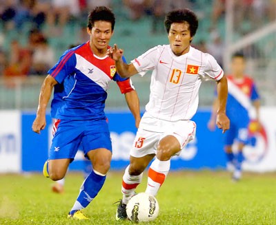Photo: Quang Hai (13) scored two goals against Laos (Photo: SGGP) Photo: Quang Hai (13) scored two goals against Laos (Photo: SGGP)