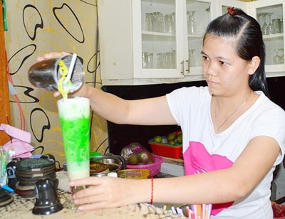 Ngoc Yen works in a bar in Phu Nhuan District (Photo: SGGP) Ngoc Yen works in a bar in Phu Nhuan District (Photo: SGGP)