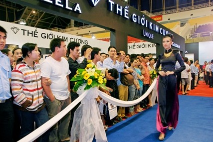 A model showcases the glitz and glamour of exquisite jewelry at last year’s exhibition A model showcases the glitz and glamour of exquisite jewelry at last year’s exhibition