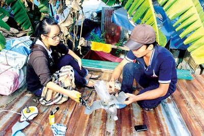 Hướng dẫn, tuyên truyền ý thức tiết kiệm điện bằng mô hình chai mặt trời Hướng dẫn, tuyên truyền ý thức tiết kiệm điện bằng mô hình chai mặt trời