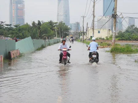 Tuyến đường Lương Định Của (quận 2) bị ngập nước do mưa kết hợp triều cường vào sáng 1-10. Ảnh: Đ.Lý Tuyến đường Lương Định Của (quận 2) bị ngập nước do mưa kết hợp triều cường vào sáng 1-10. Ảnh: Đ.Lý