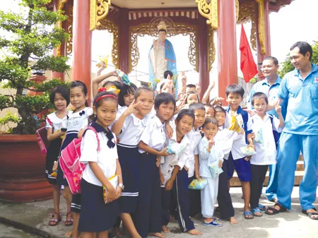 Các bé được chăm sóc tại chùa Từ Hạnh (An Lạc, Bình Tân, TPHCM) vui mừng khi được đoàn CTXH Điện máy Thiên Hòa đến thăm và tặng quà Các bé được chăm sóc tại chùa Từ Hạnh (An Lạc, Bình Tân, TPHCM) vui mừng khi được đoàn CTXH Điện máy Thiên Hòa đến thăm và tặng quà