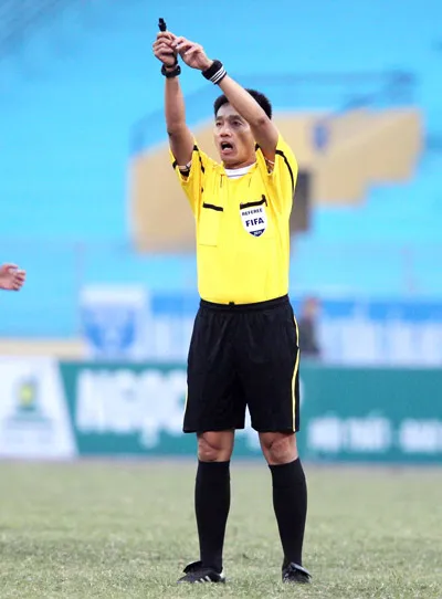 Trọng tài Hoàng Anh Tuấn hành nghề trên đất Thái: Ban trọng tài đùa dai? ảnh 2